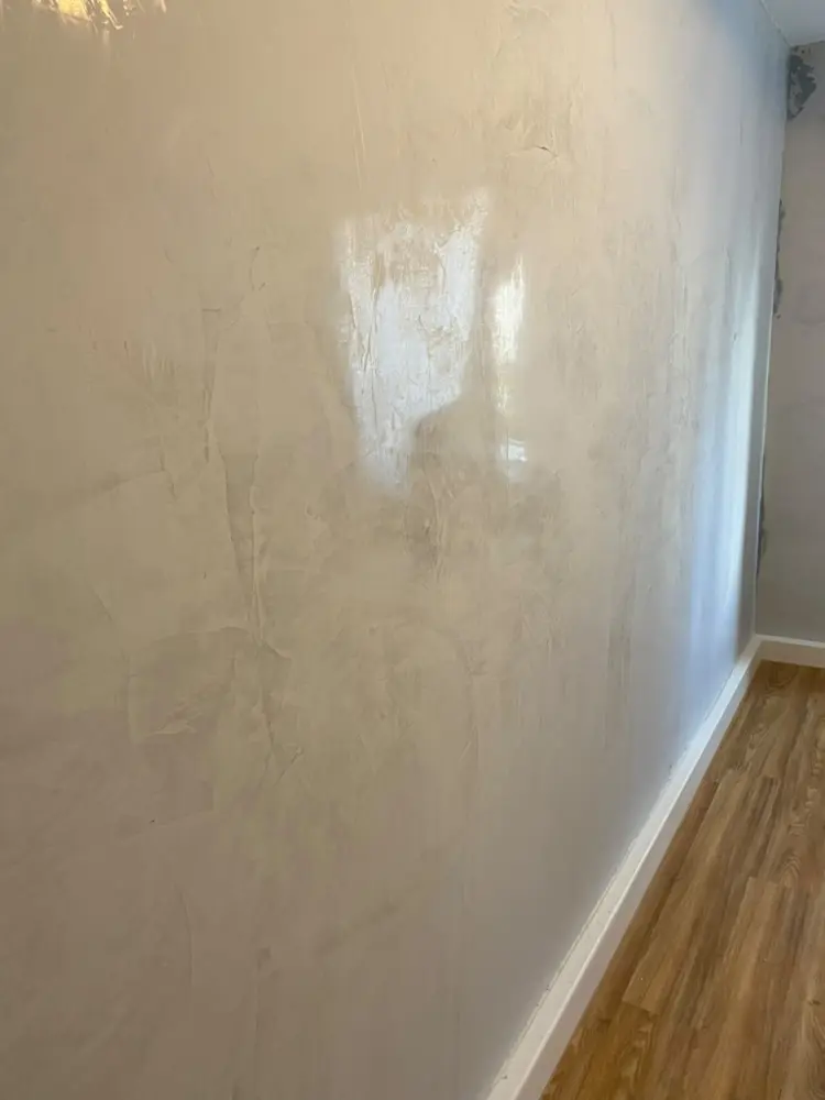Glanzspachtel auf einer Flurwand, Arbeit von Anton Maas